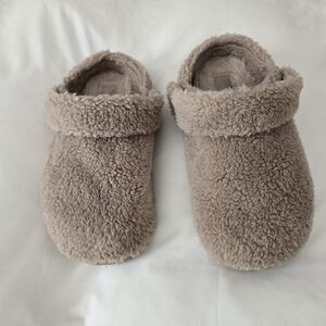 Crocs Classic Cozzy Fuzzy Slippers
